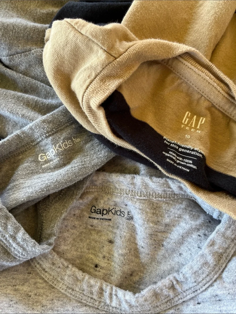 Gap 5 pc Bundle- jogger/sweatpants & 3 tees- essential wardrobe  Sz L